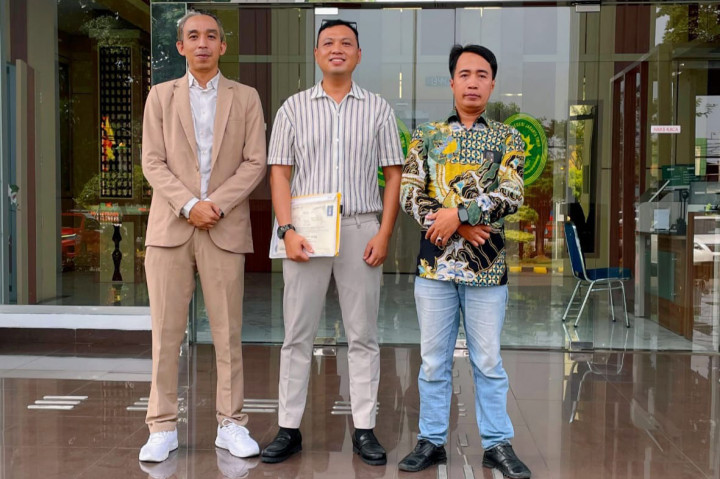 Gugatan tersebut diajukan advokat asal Jambi, Bayu Anugerah, melalui kuasa hukumnya dari Kantor Advokat Irfan Maulana & Partners. Perkara didaftarkan pada Rabu, 17 Juni 2026, dengan dasar hukum Pasal 1365 Kitab Undang-Undang Hukum Perdata (KUHPerdata).