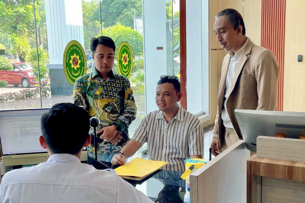 Wakil Menteri Koordinator Bidang Hukum, Hak Asasi Manusia, Imigrasi, dan Pemasyarakatan (Wamenko Kumham Imipas) Otto Hasibuan digugat ke Pengadilan Negeri Jakarta Timur atas dugaan perbuatan melawan hukum (PMH) terkait statusnya sebagai Ketua Umum Dewan Pimpinan Nasional (DPN) Perhimpunan Advokat Indonesia (PERADI).