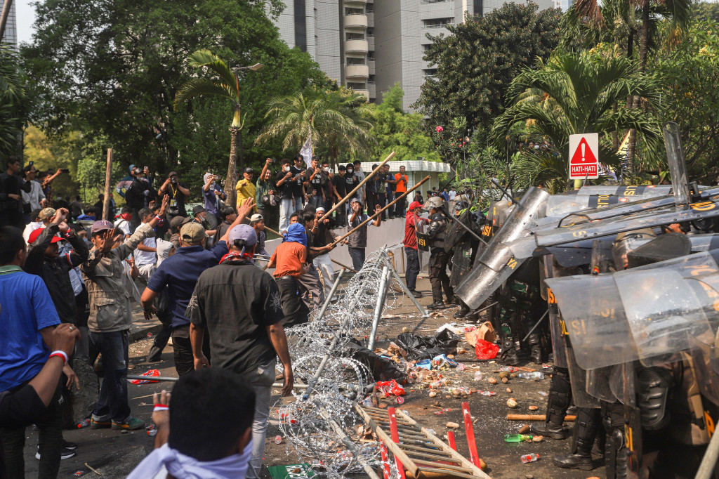 Perlawanan dari massa simpatisan dan sejumlah pekerja yang menolak pengosongan aset tersebut memicu bentrokan di lokasi.