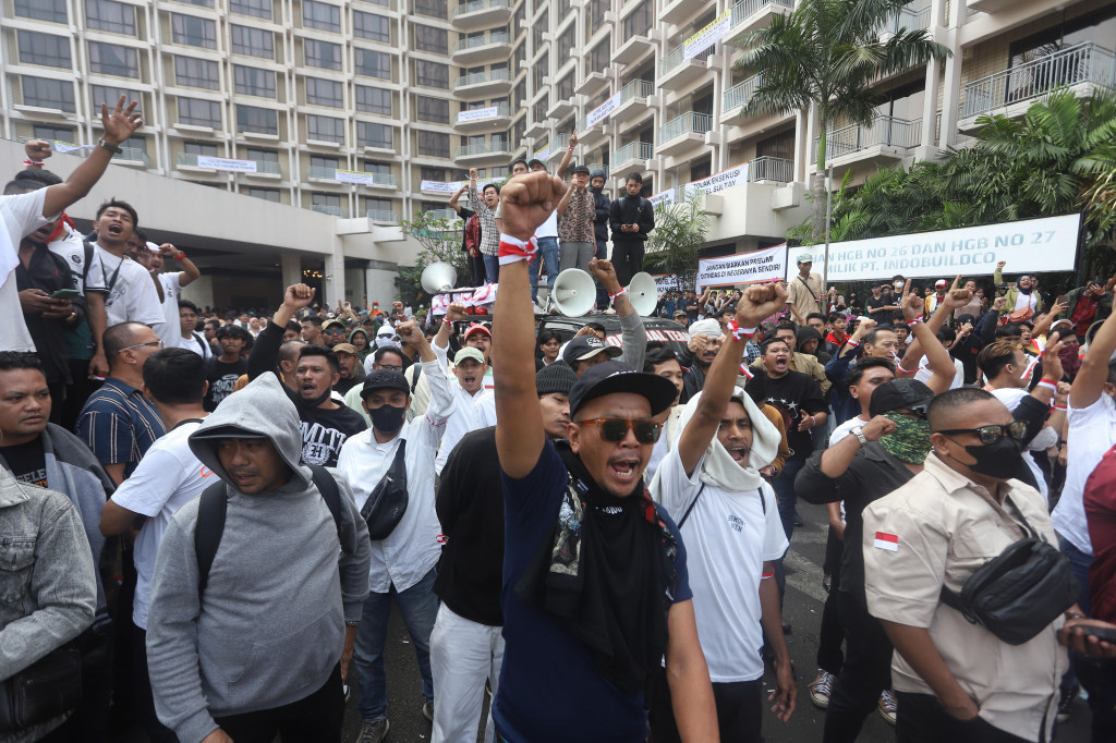 Bentrokan antara aparat dan massa simpatisan terjadi saat proses eksekusi pengosongan lahan eks Hotel Sultan di Blok 15 kawasan Gelora Bung Karno (GBK), Senayan, Jakarta Pusat, Kamis, 18 Juni 2026.