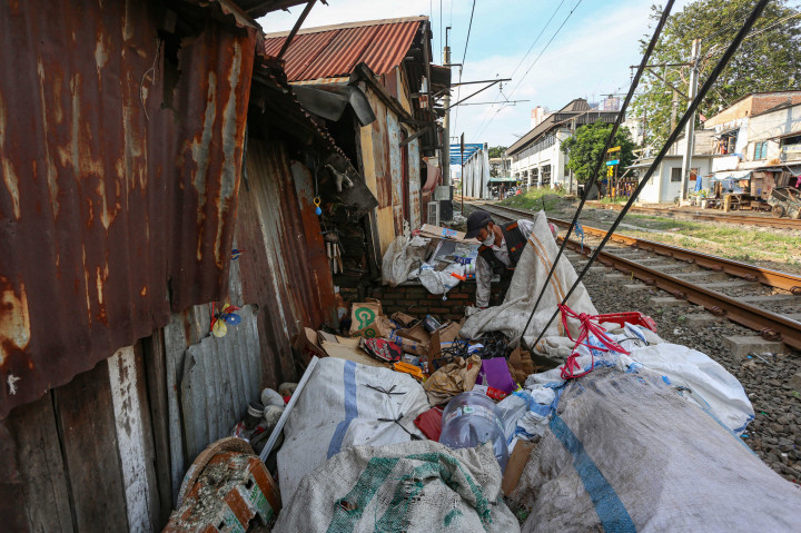 Warga beraktivitas di pemukiman padat penduduk di bantaran rel kereta api, Tanah Abang, Jakarta Pusat, Kamis, 18 Juni 2026. 