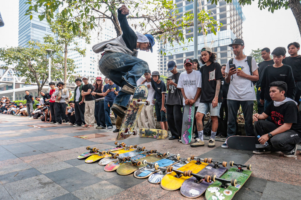 Para skater melakukan aksi Ollie saat mengikuti Go Skateboard Day Jakarta 2026 di kawasan Dukuh Atas, Jakarta, Minggu, 21 Juni 2026.