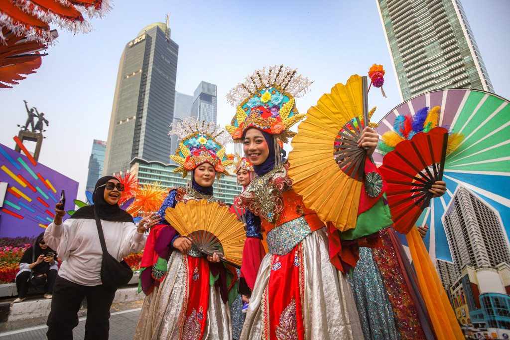 Peserta mengikuti pawai budaya Betawi dalam rangka menyambut HUT ke-499 Kota Jakarta di kawasan Hari Bebas Kendaraan Bermotor (HBKB) atau Car Free Day (CFD) Bundaran HI, Jakarta, Minggu, 21 Juni 2026.