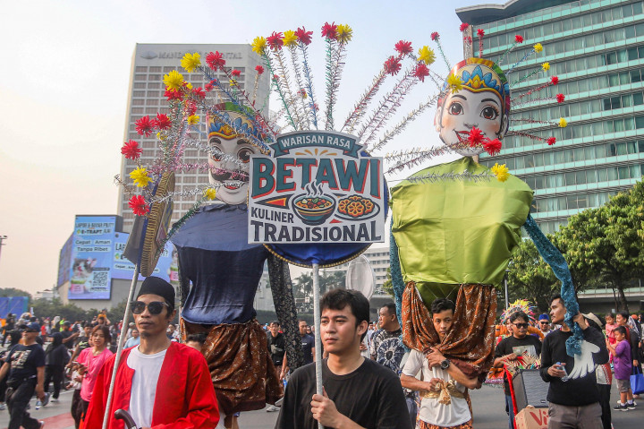 Beragam kesenian khas Betawi ditampilkan, mulai dari ondel-ondel, tanjidor, hingga berbagai kreasi budaya yang memeriahkan perayaan ulang tahun Jakarta.