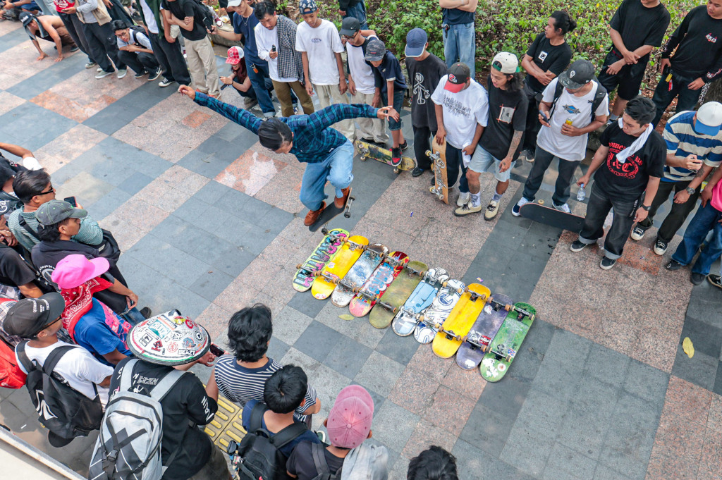 Para skater melakukan aksi ollie saat mengikuti Go Skateboarding Day Jakarta 2026 di kawasan Dukuh Atas, Jakarta, Minggu, 21 Juni 2026.
