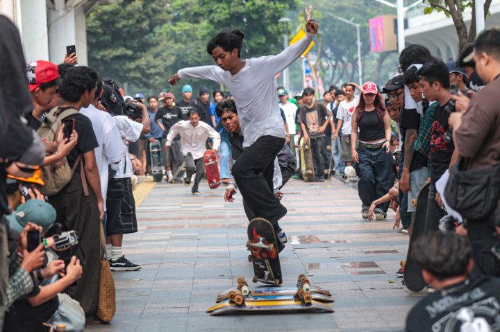 Ratusan skater dari berbagai komunitas berkumpul untuk merayakan Hari Skateboard Sedunia yang diperingati setiap 21 Juni.