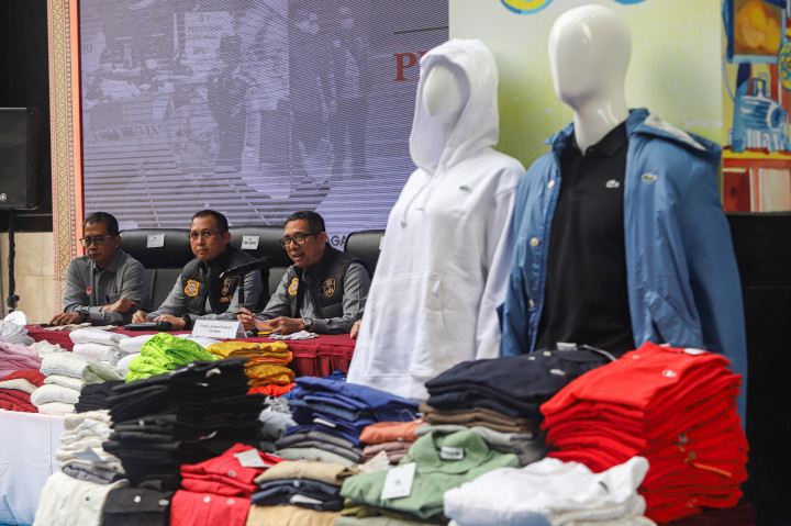 Jika dihitung berdasarkan harga ritel asli yang serupa di pasaran, nilai ekonomis seluruh barang bukti diperkirakan mencapai Rp940,4 juta