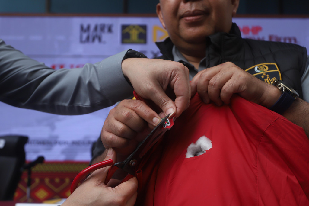 Kementerian Hukum melalui Direktorat Jenderal Kekayaan Intelektual (DJKI) memusnahkan 567 item produk menggunakan merek Lacoste tanpa hak. 