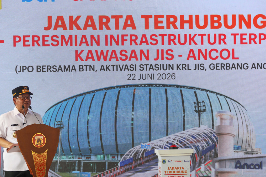 Gubernur DKI Jakarta Pramono Anung memberikan sambutan saat peresmian infrastruktur terpadu Ancol–JIS di Stasiun KRL JIS, Jakarta, Senin, 22 Juni 2026.