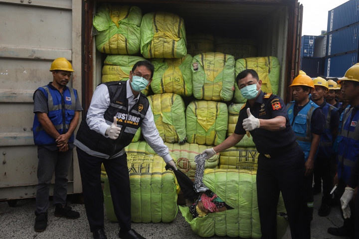 Selain itu, sebanyak 2.060 bale pakaian bekas ilegal juga disita di Kalimantan Barat dengan total nilai ekonomi barang yang diamankan mencapai sekitar Rp53,08 miliar.