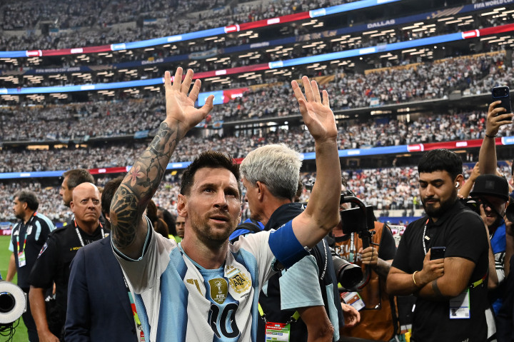 Dua gol yang diciptakan oleh Messi membuat ia berada di posisi pertama, mengungguli penyerang legendaris Jerman Miroslav Klose di posisi kedua dengan 16 gol dari 24 pertandingan.