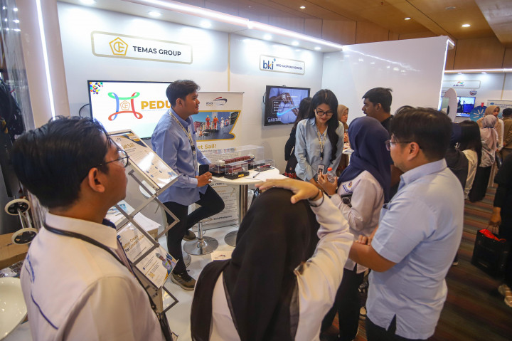 Peringatan yang mengusung tema 'Pelaut Hebat, Maritim Kuat' tersebut menghadirkan berbagai pameran dan edukasi seputar dunia kemaritiman.