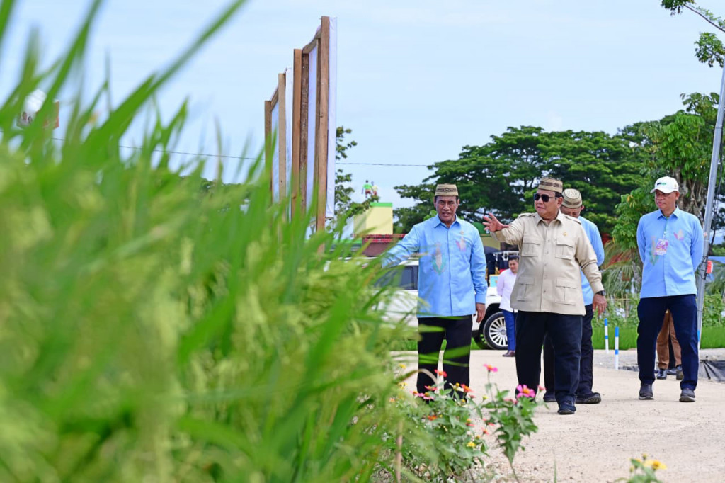 Usai menyampaikan sambutan, Presiden Prabowo meninjau Teknologi Budidaya Padi Pertanian Modern Model Advanced Agricultural System (PM-AAS) serta area Gelar Teknologi yang menampilkan berbagai inovasi di bidang pertanian, perikanan, peternakan, perkebunan, dan teknologi pendukung swasembada pangan.