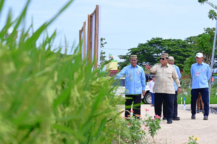 Usai menyampaikan sambutan, Presiden Prabowo meninjau Teknologi Budidaya Padi Pertanian Modern Model Advanced Agricultural System (PM-AAS) serta area Gelar Teknologi yang menampilkan berbagai inovasi di bidang pertanian, perikanan, peternakan, perkebunan, dan teknologi pendukung swasembada pangan.