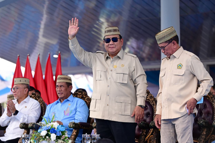 Dalam kesempatan tersebut, Kepala Negara tampak mengenakan Upiya Karanji, penutup kepala khas Gorontalo yang menjadi bagian dari identitas budaya masyarakat setempat.