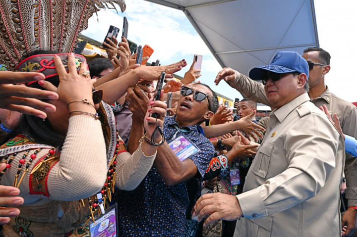 Setibanya di lokasi acara, masyarakat menyambut antusias kehadiran Presiden Prabowo.