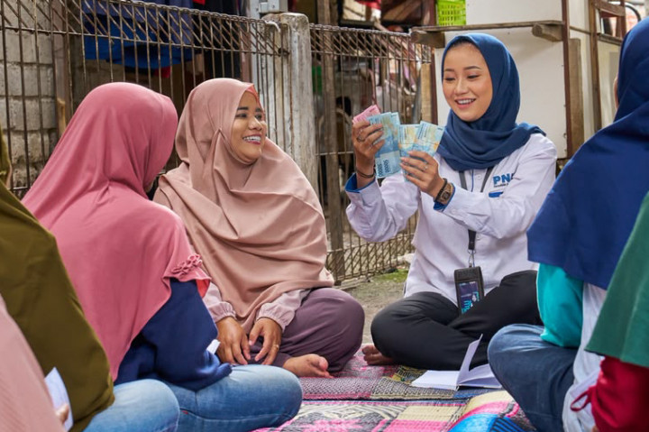 Kolaborasi tersebut juga mendorong peningkatan jumlah nasabah PNM Mekaar yang berhasil naik kelas dalam pengembangan usahanya.
