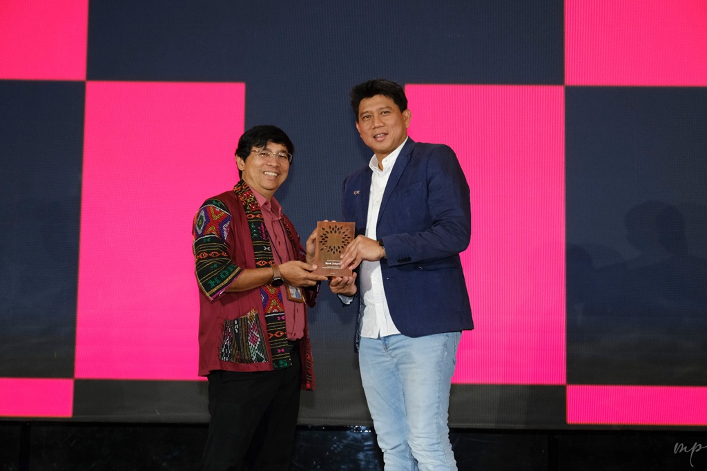 Penghargaan diberikan sebagai apresiasi atas inovasi dan kontribusi dalam pembangunan daerah, transformasi digital, serta pemberdayaan ekonomi masyarakat.