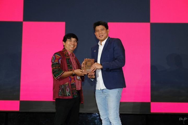 Penghargaan diberikan sebagai apresiasi atas inovasi dan kontribusi dalam pembangunan daerah, transformasi digital, serta pemberdayaan ekonomi masyarakat.