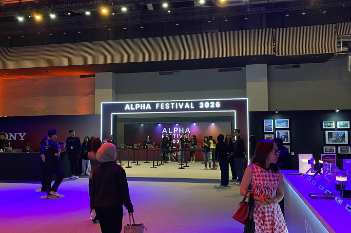 PT Sony Indonesia kembali menghadirkan Alpha Festival 2026, ajang tahunan yang mempertemukan fotografer, videografer, filmmaker, content creator, serta para penggemar visual storytelling untuk mengeksplorasi inovasi digital imaging terbaru dari Sony. Diselenggarakan di Agora Mall, Sports Hall Lantai 11 dari 26-28 Juni 2026, Alpha Festival 2026 menampilkan rangkaian produk digital imaging Sony, experience zone yang lebih beragam dan interaktif, serta berbagai sesi talkshow dan workshop bersama para pelaku industri kreatif terkemuka.