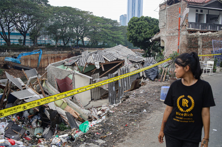 
Peristiwa ambrolnya turap menyebabkan kerusakan pada sejumlah fasilitas publik dan area permukiman warga di sekitar lokasi.