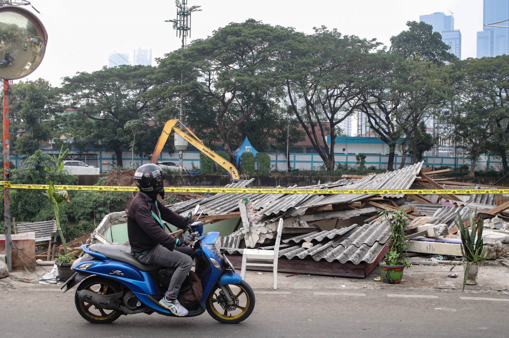 Kerusakan tersebut diduga dipicu abrasi di bantaran kali yang menggerus struktur turap.