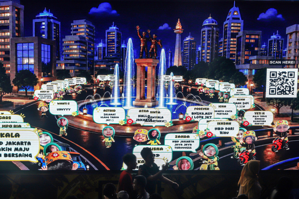 Ribuan warga memadati kawasan Bundaran HI, Jakarta Pusat, untuk menyaksikan malam puncak perayaan Hari Ulang Tahun (HUT) ke-499 menuju lima abad Jakarta, Sabtu, 27 Juni 2026. 