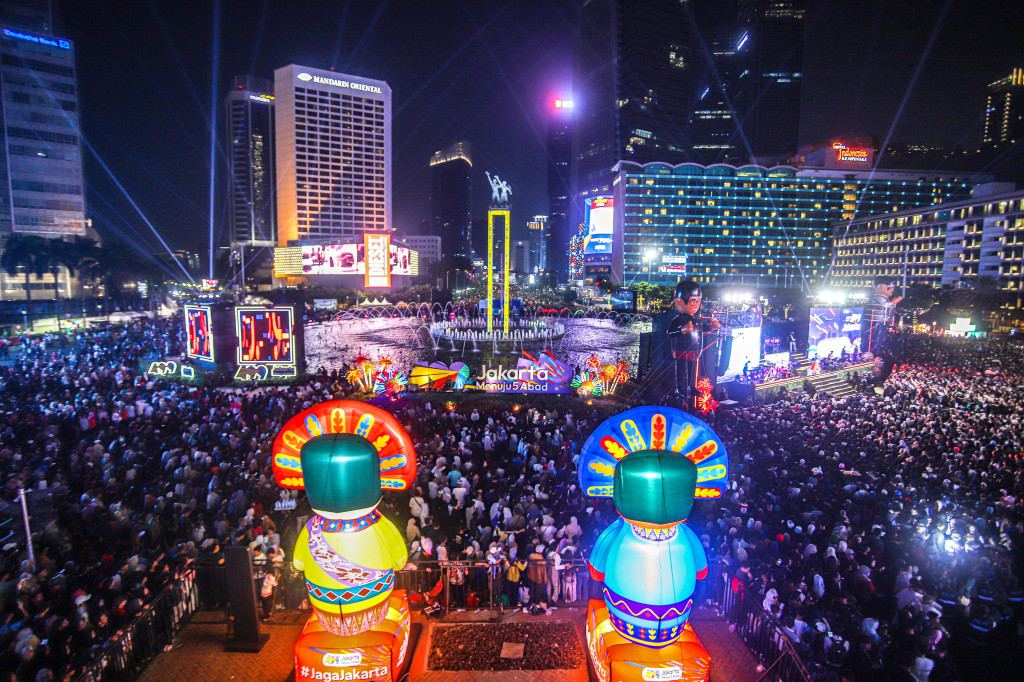 Perayaan ditutup dengan atraksi lighting show, video mapping, dan flying LED show.