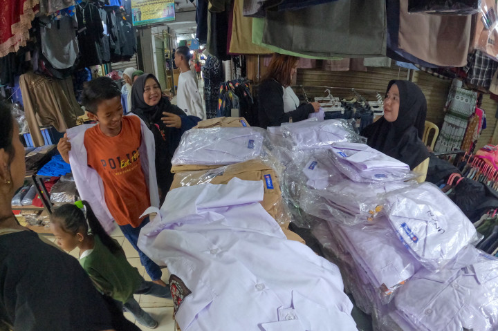 Permintaan seragam sekolah mulai meningkat menjelang dimulainya tahun ajaran baru 2026/2027.
