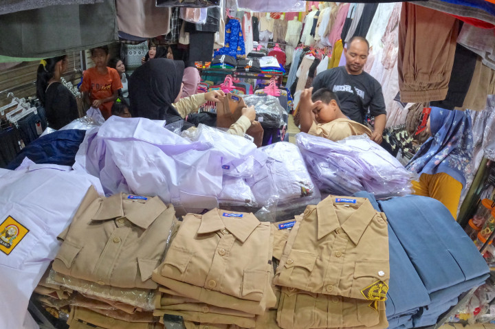 Orang tua siswa memilih seragam sekolah di Pasar Serpong, Tangerang Selatan, Banten, Minggu, 28 Juni 2026.