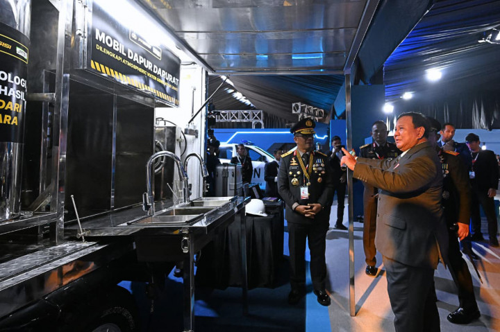 Pameran tersebut menampilkan berbagai produk, perlengkapan, dan inovasi pendukung tugas kepolisian yang sebagian besar merupakan hasil karya anak bangsa.