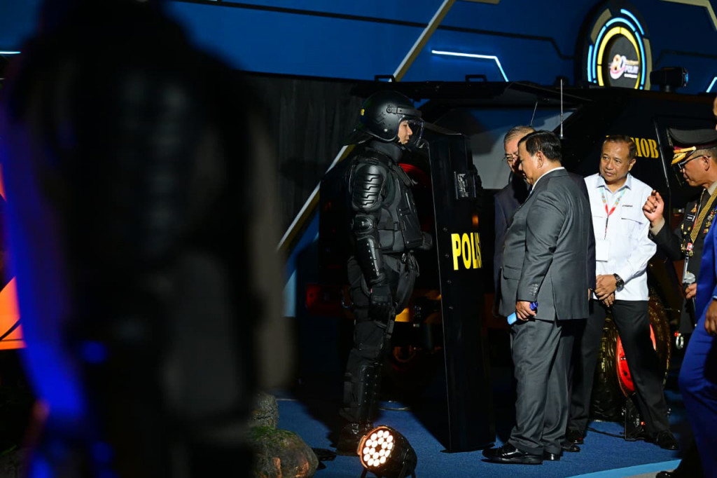 Setibanya di area pameran, Presiden Prabowo langsung meninjau sejumlah stan. Dalam peninjauan tersebut, Presiden mendapatkan penjelasan mengenai berbagai produk yang telah diproduksi dan memiliki pabrik di Indonesia, mulai dari seragam, perlengkapan perorangan, perlengkapan operasional, hingga teknologi pendukung tugas kepolisian.