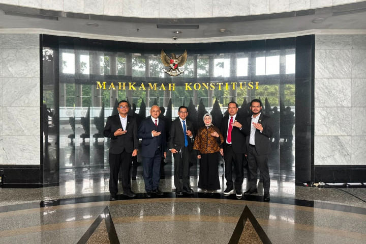Yuhelson menjelaskan Pasal 1 angka 22 dan Pasal 151 ayat (2) huruf b Undang-Undang Nomor 20 Tahun 2025 tentang KUHAP menyebutkan yang boleh mendampingi seseorang berstatus terdakwa adalah advokat.