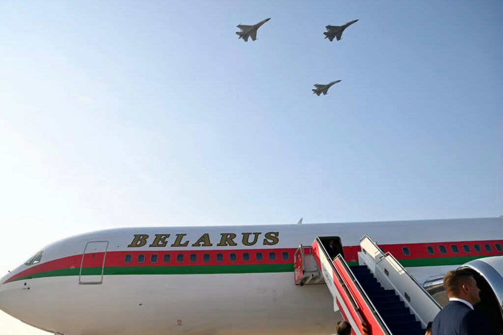 Presiden Lukashenko tiba di halaman Istana Merdeka sekira pukul 11.25 WIB dengan iringan rangkaian penyambutan kenegaraan yang meliputi pengawalan 17 pasukan motoris dan 120 pasukan berkuda.