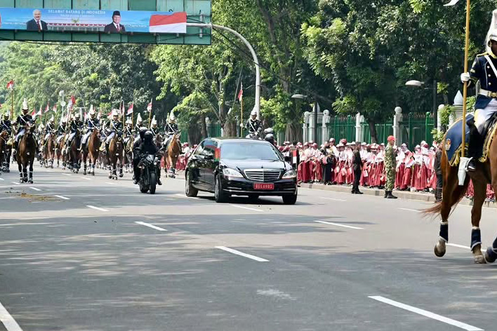 Rangkaian pengawalan tersebut mengiringi Presiden Lukashenko dari kawasan Monumen Nasional (Monas) hingga akhirnya memasuki gerbang utama Istana Merdeka.