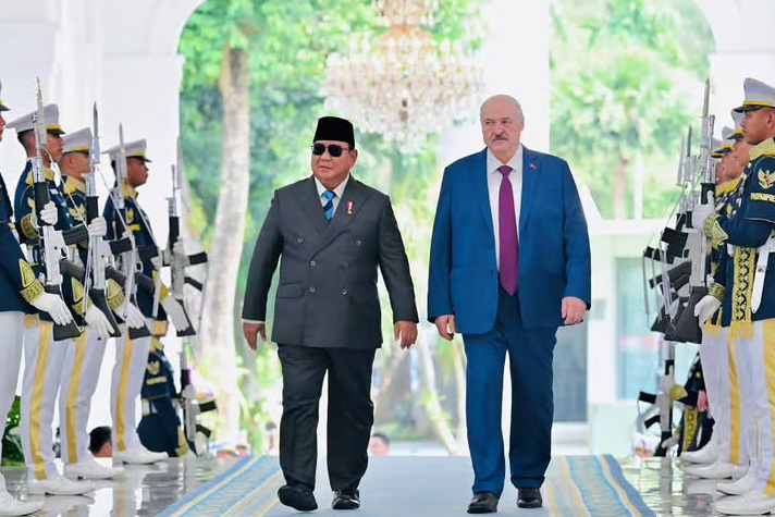  Presiden Prabowo Subianto menyambut kedatangan Presiden Republik Belarus Aleksandr Lukashenko dalam rangka kunjungan kenegaraan di Istana Merdeka, Jakarta, pada Kamis, 2 Juli 2026.