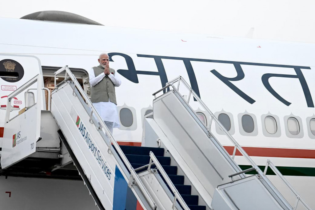 Presiden Republik Indonesia Prabowo Subianto menyambut ketibaan Perdana Menteri India (PM) Narendra Modi di Tanah Air pada Senin, 6 Juli 2026 yang menandai eratnya hubungan kedua negara.