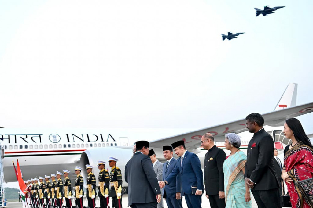 Sebagai bentuk penghormatan, pesawat yang membawa PM India dikawal secara khusus oleh 3 pesawat tempur F-16 dan 2 pesawat tempur Sukhoi saat memasuki wilayah udara Indonesia. Pesawat yang membawa PM Modi mendarat sekitar pukul 17.20 WIB di Pangkalan Udara Halim Perdanakusuma, Jakarta.
