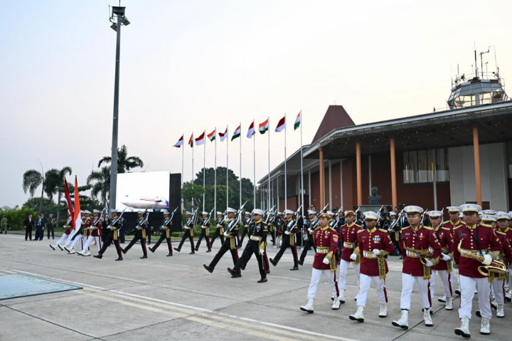 Setelahnya, kedua pemimpin berjalan berdampingan melewati pasukan jajar kehormatan dengan iringan musik instrumental dari korps musik dan dentuman meriam salvo sebanyak 6 kali. 