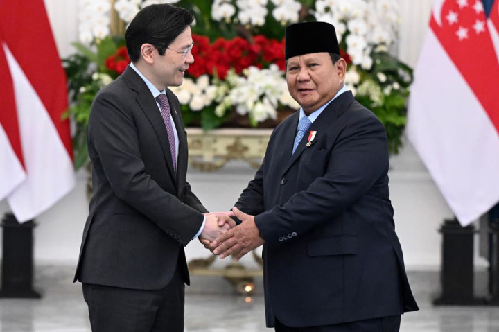 Kedatangan PM Wong di Istana Merdeka disambut dengan pasukan jajar kehormatan. Prosesi penyambutan kemudian dilanjutkan dengan dikumandangkannya lagu kebangsaan Majulah Singapura, disusul dengan lagu kebangsaan Indonesia Raya, sebagai simbol penghormatan dan persahabatan yang erat antara kedua negara.