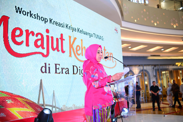 Di tengah dominasi gawai yang kian kuat dalam kehidupan anak-anak, Workshop Kreasi Kriya Keluarga TUNAS hadir membawa solusi kreatif. Mengusung tema “Merajut Kehangatan di Era Digital”, acara yang digelar di Trans Studio Mall Makassar pada Kamis, 9 Juli 2026 ini mengajak orang tua dan anak lepas sejenak dari layar digital untuk membuat kerajinan tangan bersama. 