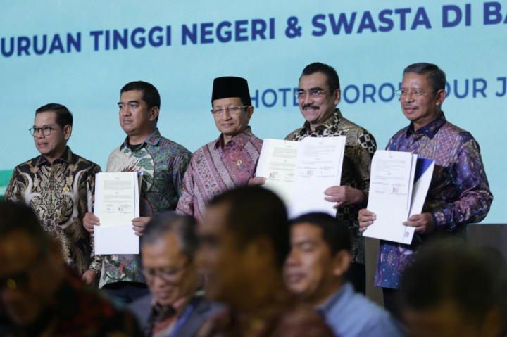  Ketua Umum PERADI Profesional, Harris Arthur Hedar, menyampaikan apresiasi kepada seluruh pihak yang telah mendukung keberhasilan pihaknya mendapatkan penghargaan dari Museum Rekor Dunia Indonesia (MURI) melalui Piagam Rekor Indonesia Nomor 12803/R.MURI/VII/2026 sebagai organisasi advokat dengan penandatanganan kerja sama terbanyak bersama 108 perguruan tinggi keagamaan untuk pendidikan advokat.