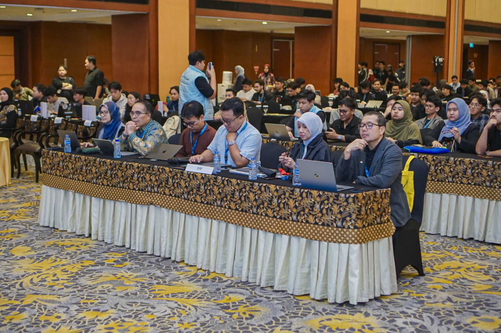 Henra juga mengajak generasi muda memanfaatkan momentum transformasi koperasi untuk berperan aktif dalam membangun perekonomian nasional.