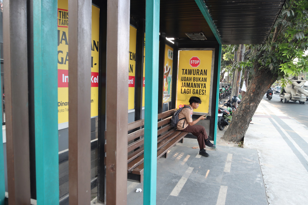 Poster berisi imbauan untuk tidak melakukan tawuran terpasang di halte depan sebuah SMA di Serpong, Kota Tangerang Selatan, Banten, Rabu, 15 Juli 2026. 