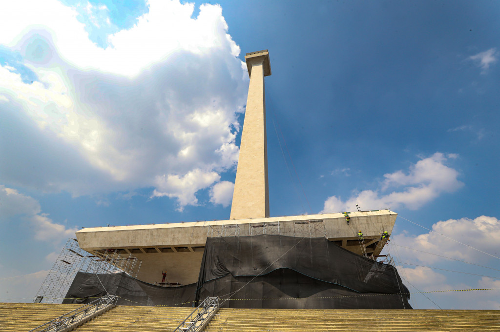 Petugas melakukan pembersihan badan Tugu Monumen Nasional (Monas) di Jakarta, Rabu, 15 Juli 2026. 
