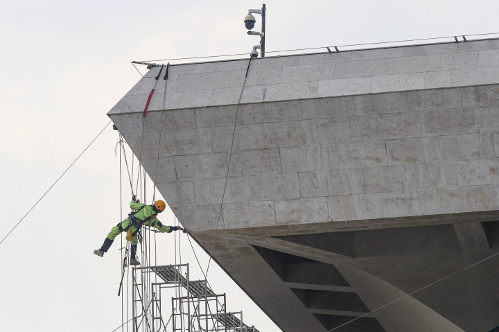Perawatan ikon Ibu Kota yang dilakukan Pemprov DKI Jakarta tersebut dikerjakan oleh tenaga profesional menggunakan metode rope access (akses tali) untuk meminimalisir risiko kerusakan pada material bangunan. 