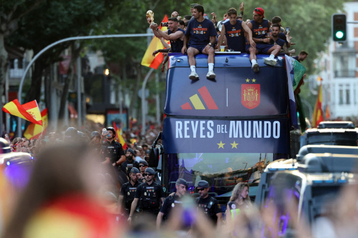 Para pemain tim nasional Spanyol berparade menggunakan bus atap terbuka melintasi jalan-jalan di Madrid, Senin, 20 Juli 2026, sehari setelah menjuarai Pesta Bola 2026 usai mengalahkan Argentina 1-0 di partai final.