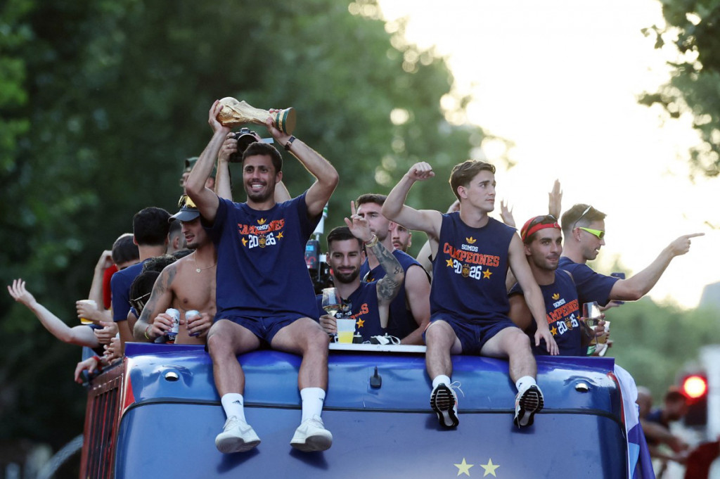 Sekitar satu juta suporter diperkirakan turut ambil bagian dalam perayaan tersebut setelah pesta kemenangan berlangsung di berbagai penjuru Spanyol sepanjang malam.