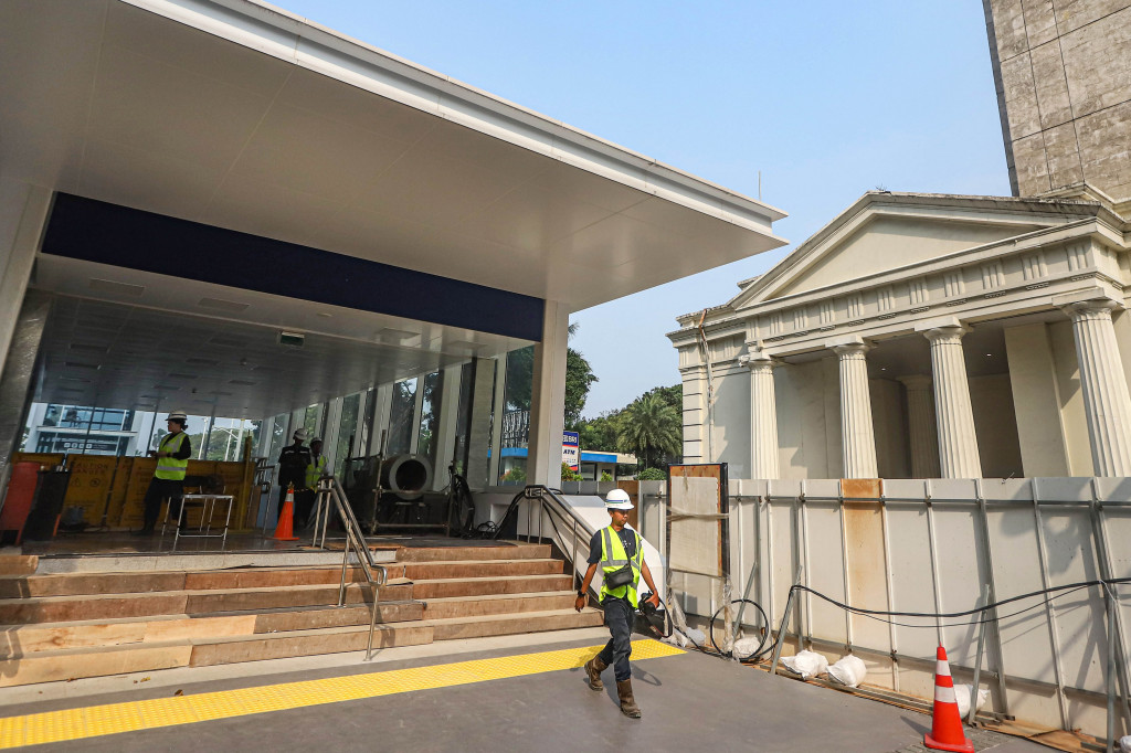 Aktivitas pekerja menggarap proyek pembangunan Stasiun MRT Jakarta CP 201 Monas, Jakarta, Rabu, 22 Juli 2026.