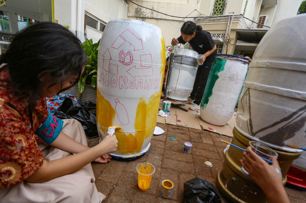 Penggunaan sampah daur ulang menjadi bagian dari upaya mendukung kampanye ekonomi hijau serta mengubah perilaku masyarakat agar lebih peduli terhadap pengelolaan sampah dan kelestarian lingkungan.